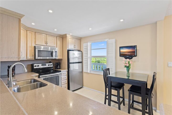 Property Photo:  190 SE 5th Ave 503  FL 33004 