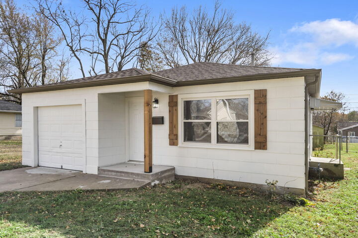 Property Photo:  304 E Cofield Street  MO 65605 