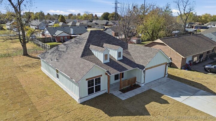 Property Photo:  21524 E 35th Place S  OK 74014 