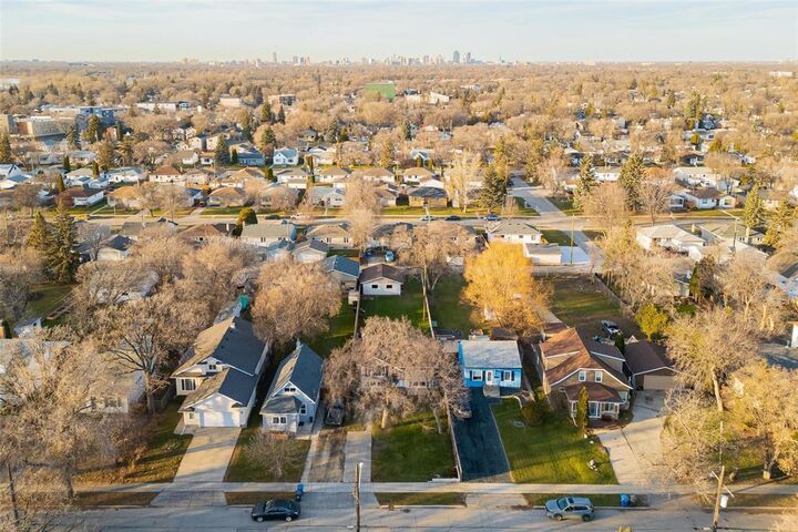 Property Photo:  61 Berrydale Avenue  MB R2M 1M1 