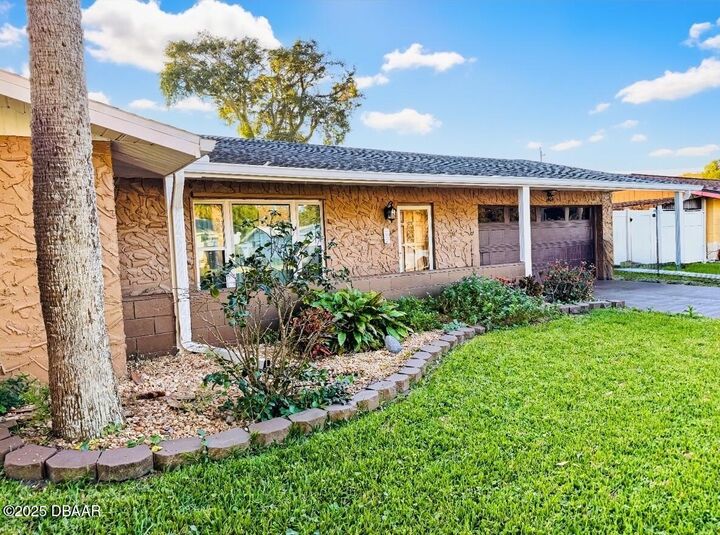 Property Photo:  1404 Suwanee Road  FL 32114 