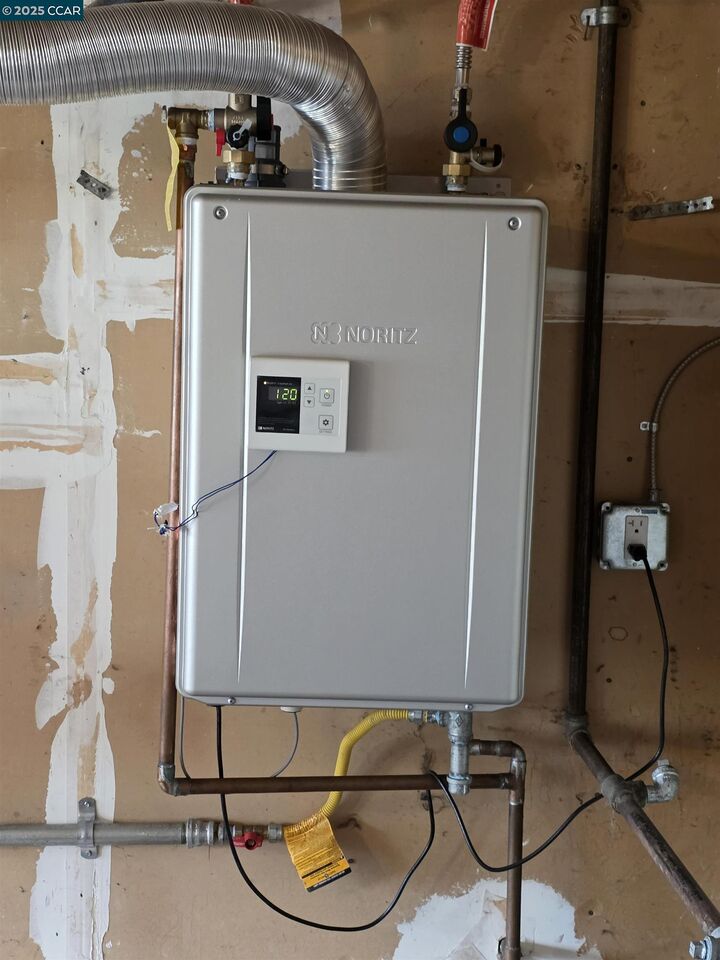 Property Photo: 9 Cherrywood Ct CA 94806