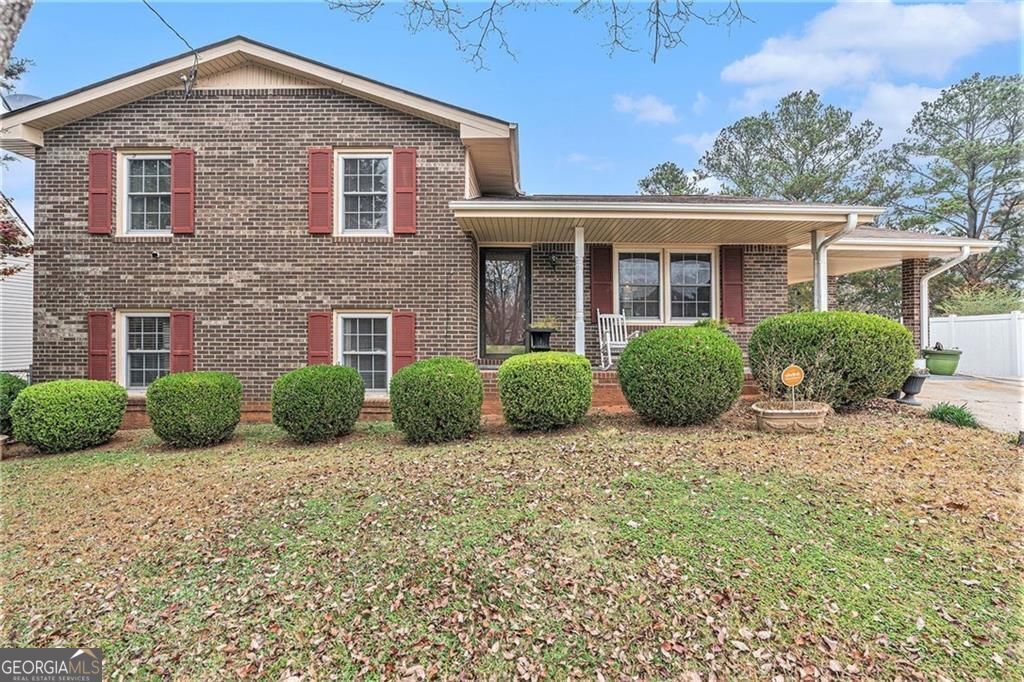Property Photo: 1913 Amberwood Court GA 30223