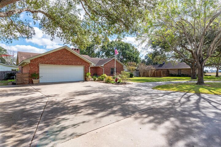 Property Photo: 1704 Live Oak Lane TX 77437