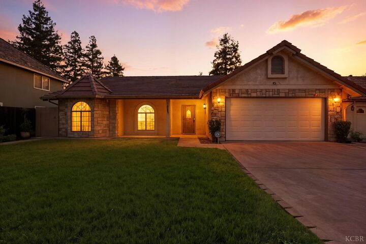 Property Photo:  1845 E Evergreen Court  CA 93292 
