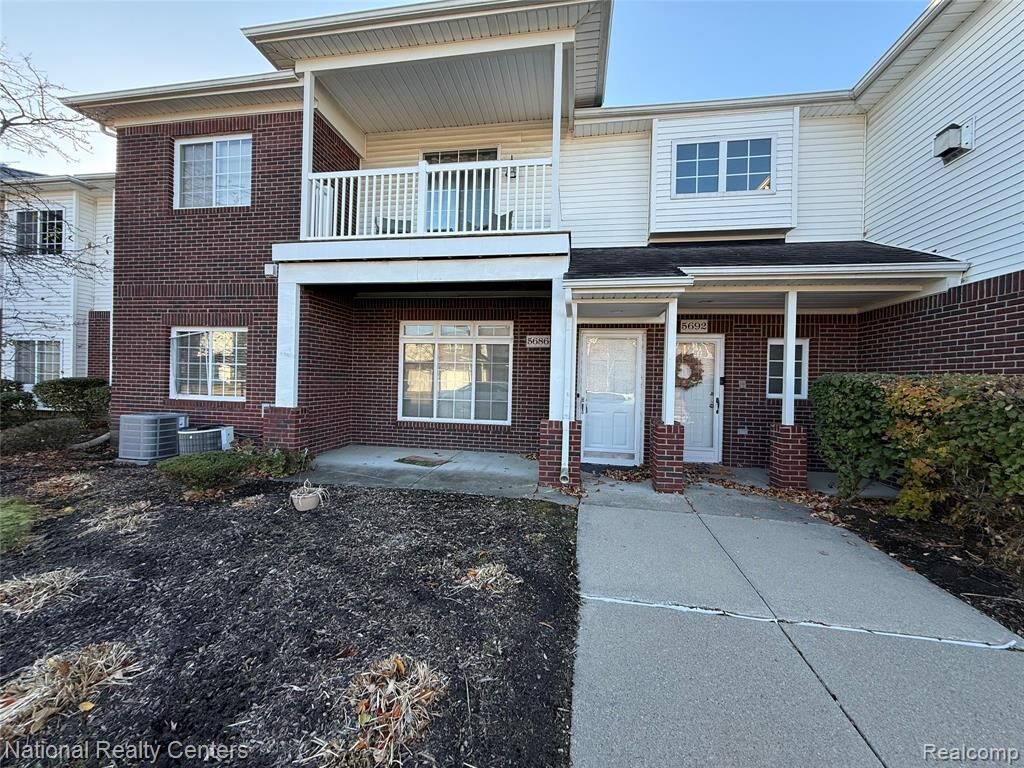 Property Photo:  5686 Acorn Lane  MI 48314 3164 