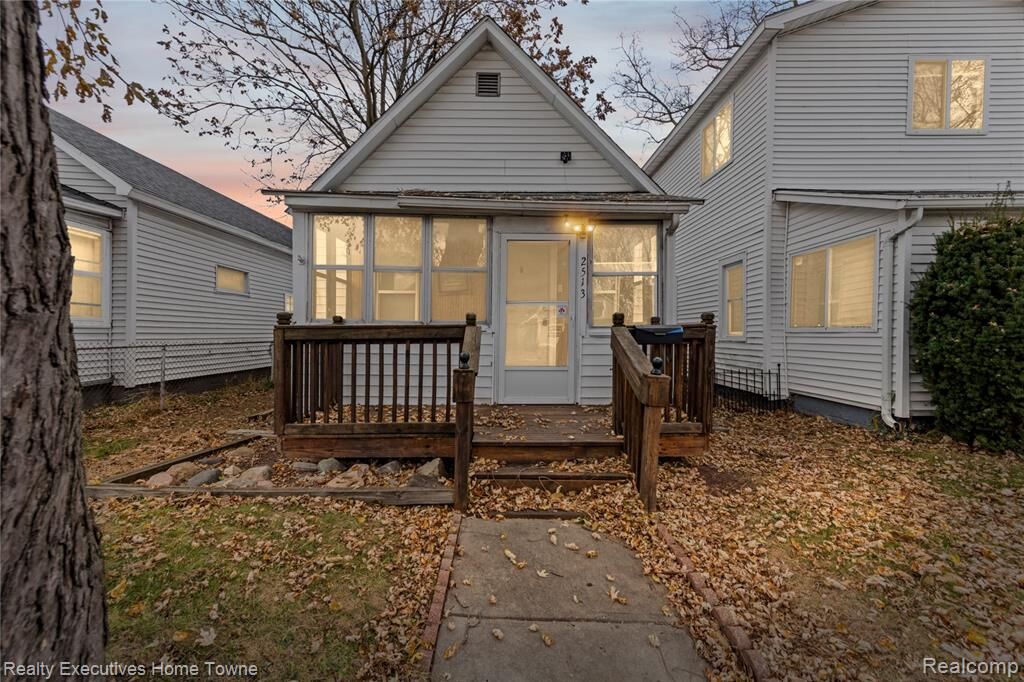 Property Photo:  2513 Vanness Street  MI 48060 6878 