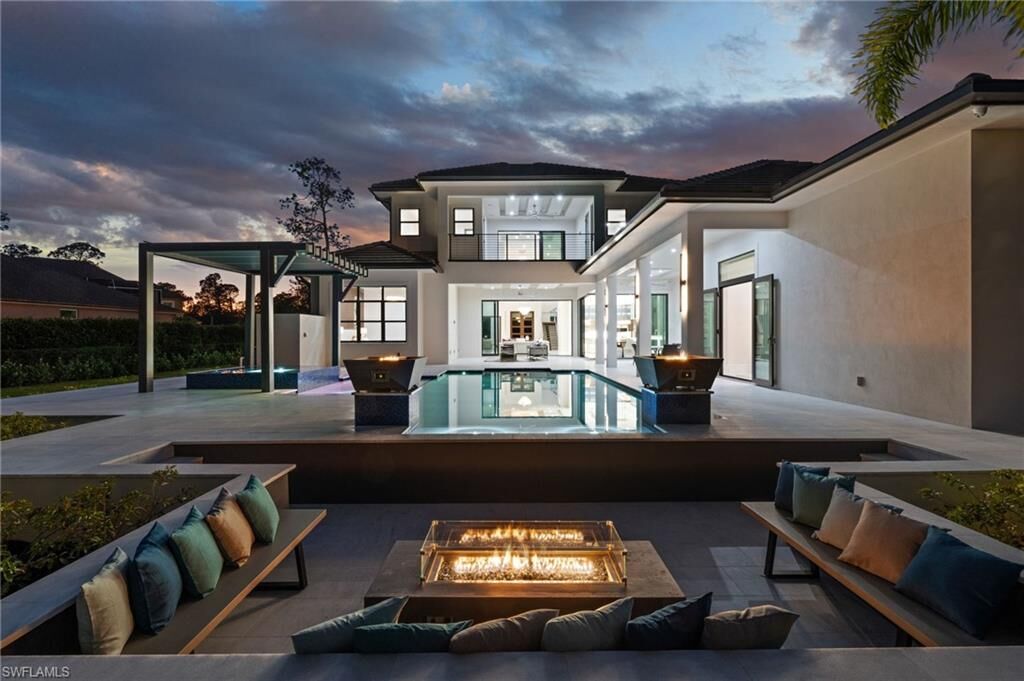 Property Photo:  2272 Oakes Blvd  FL 34119 