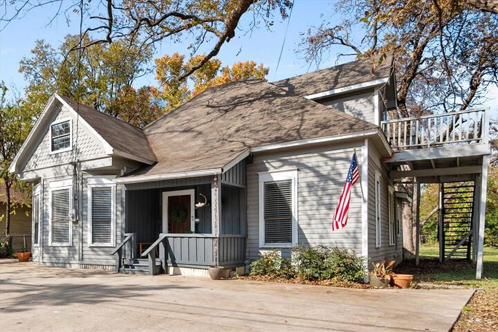 Property Photo:  216 W Willingham Street  TX 76033 