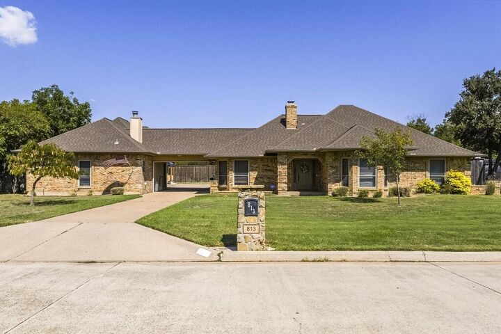 Property Photo:  813 Shady Creek Drive  TX 76060 