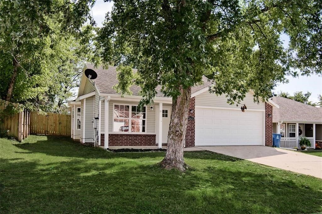 Property Photo:  2411 Choctaw Street  AR 72712 