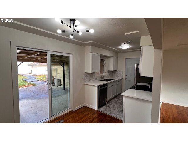 Property Photo: 18705 NE Everett Ct OR 97230