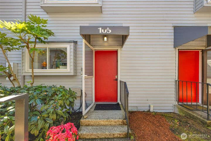 Property Photo:  105  146th Avenue SE E2  WA 98007 