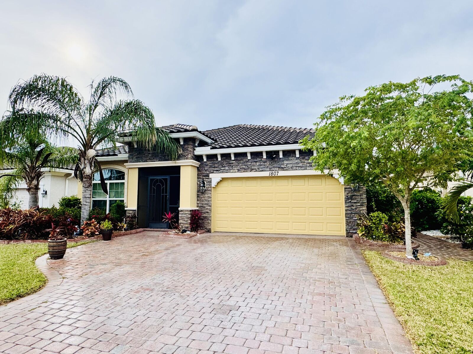 Property Photo:  1807 Berkshire Circle SW  FL 32968 
