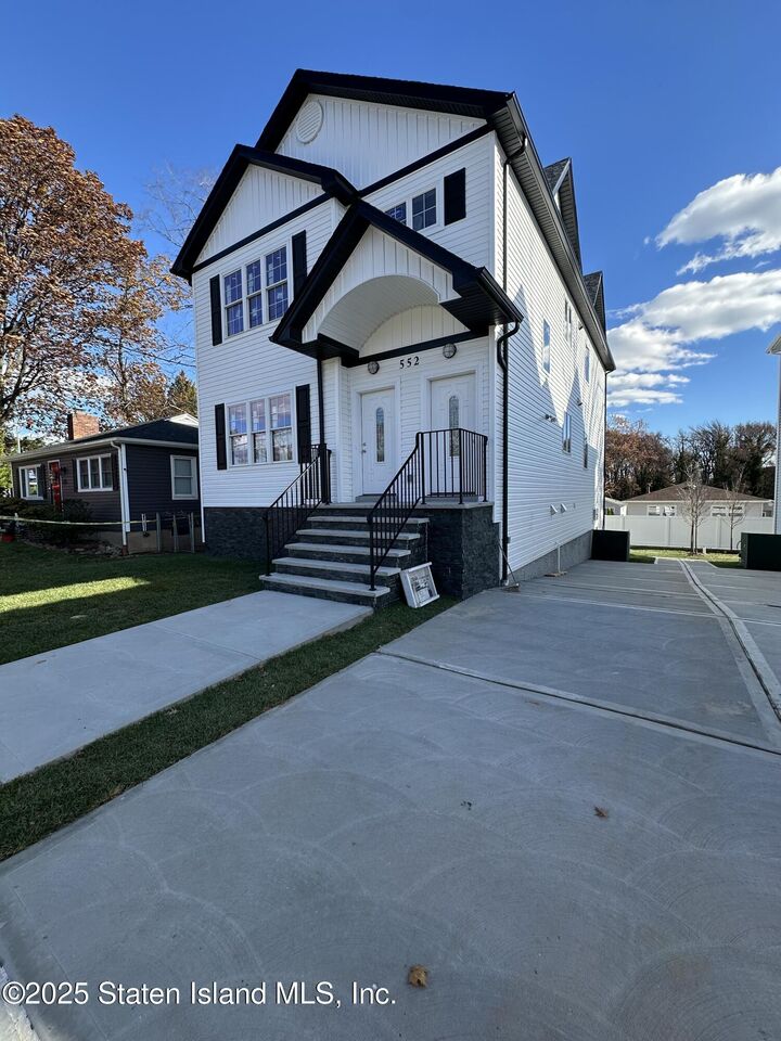 Property Photo:  552 Drumgoole Road E  NY 10312 