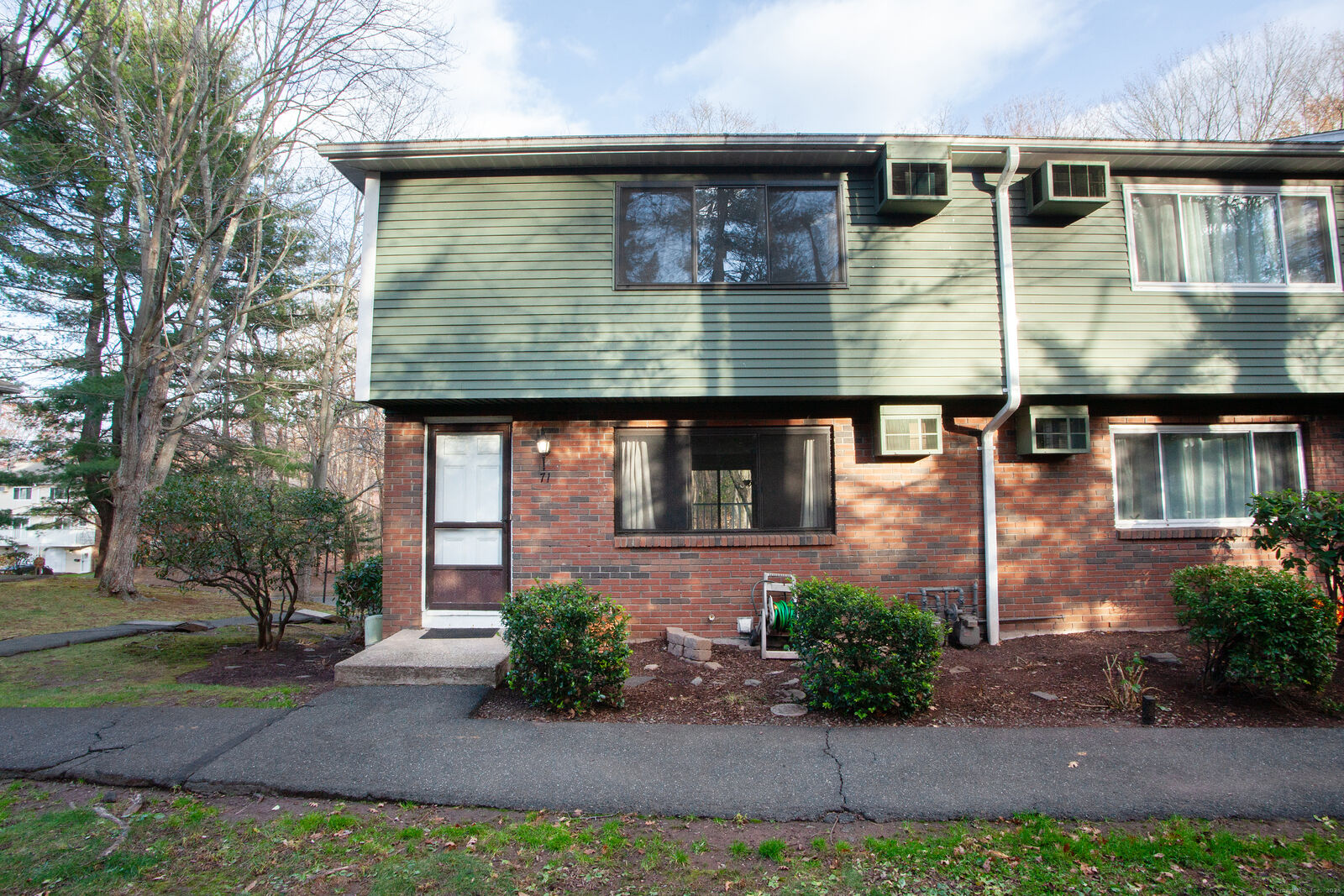 Property Photo:  71 Churchill Way 71  CT 06111 