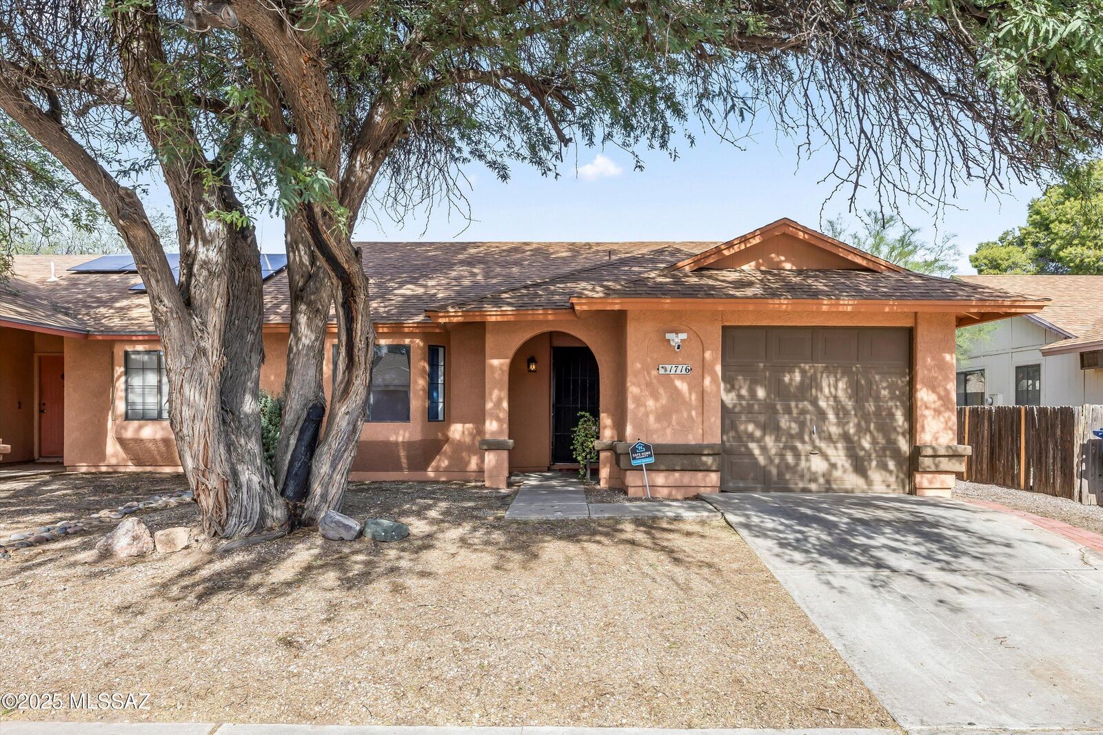 Property Photo: 1716 W Cochran Street AZ 85746