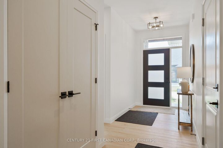 Photo de la propriété:  32 Postma Crescent 8  ON N0M 1A0 