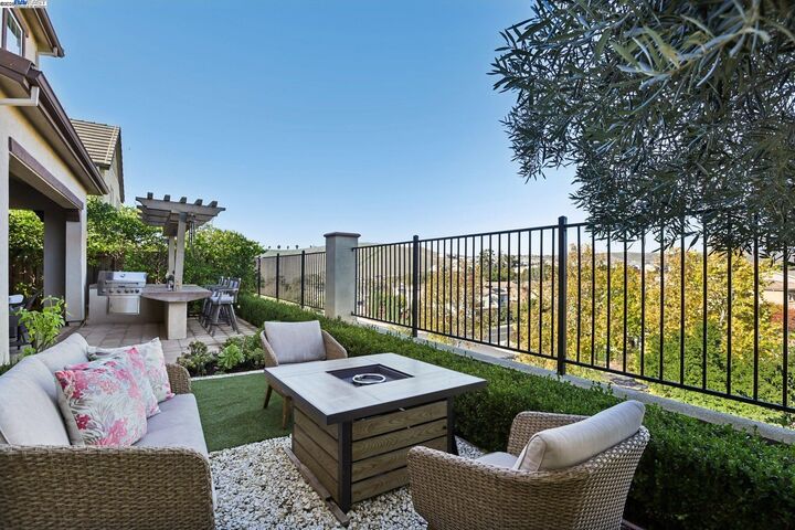 Property Photo:  3885 Highpointe Ct  CA 94568 