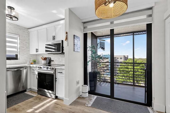 Property Photo:  1000 Colony Point Cir 501  FL 33026 