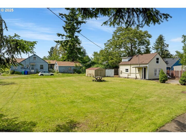 Property Photo:  7931 SE Malden Ct  OR 97206 