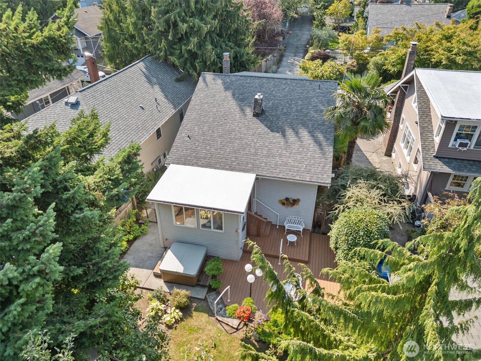Property Photo:  4618  1st Avenue NE  WA 98105 