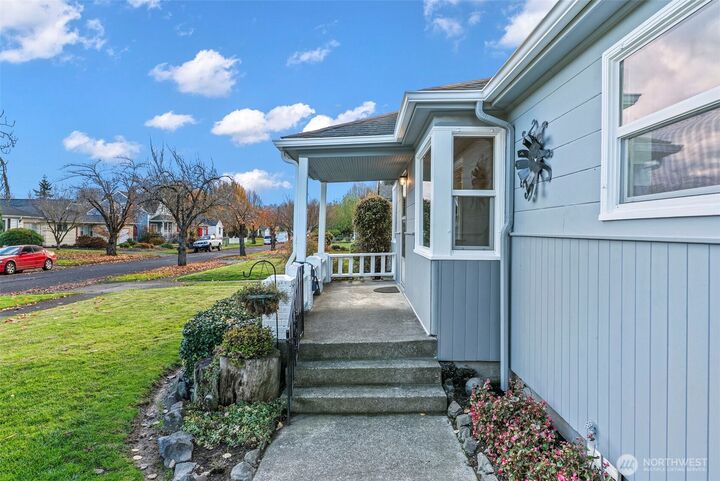 Property Photo:  541  24th Ave.  WA 98632 