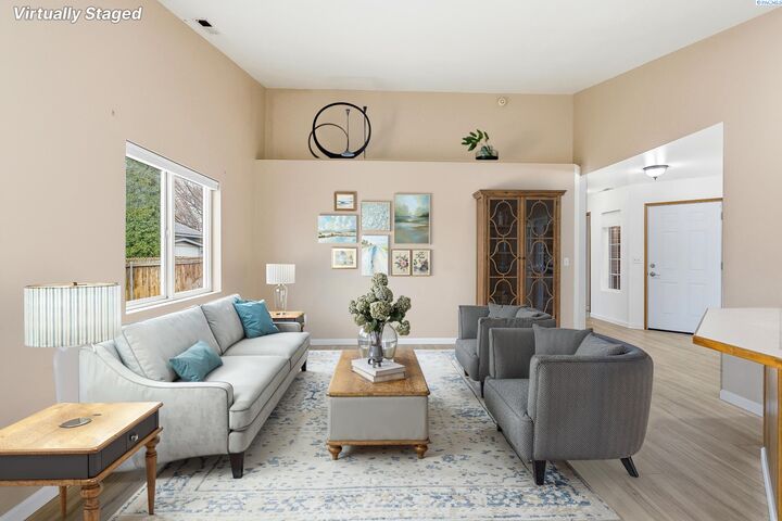 Property Photo:  521 N Reed St  WA 99336 