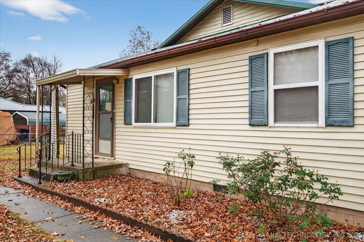 Property Photo:  715 S Hickory Street  OK 74048 