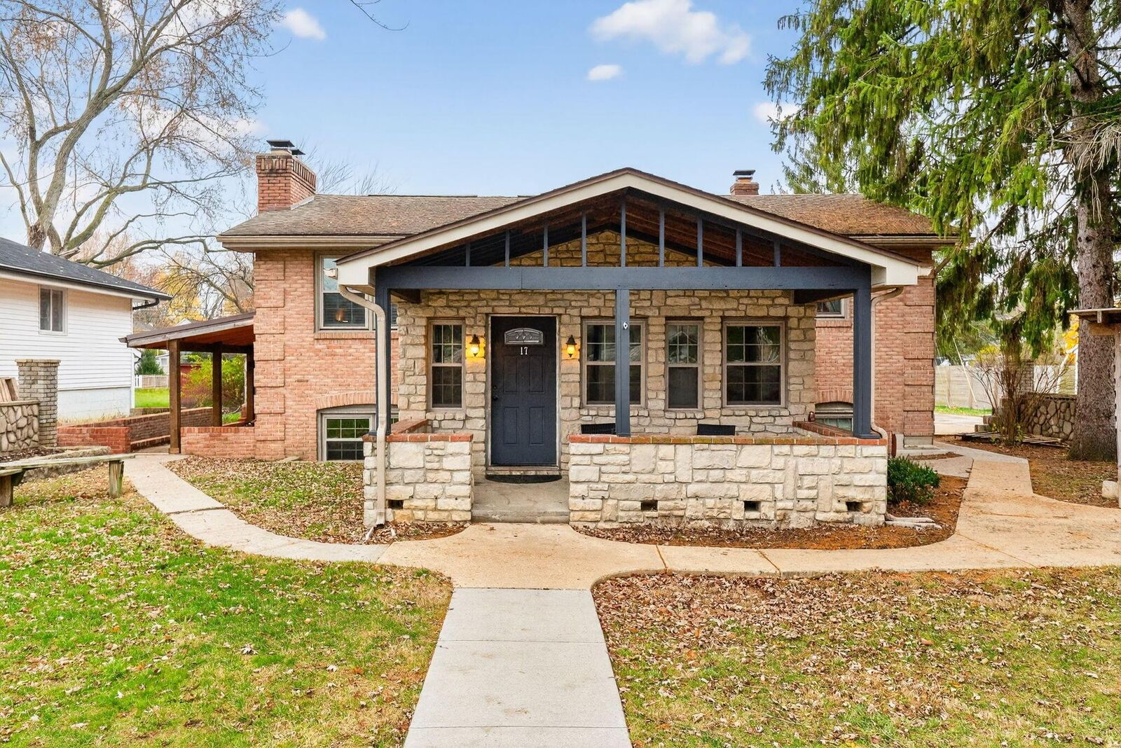 Property Photo:  17 E Oak Street  OH 43110 