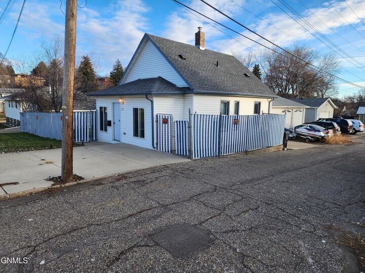Property Photo:  705 6th Street NW  ND 58554 