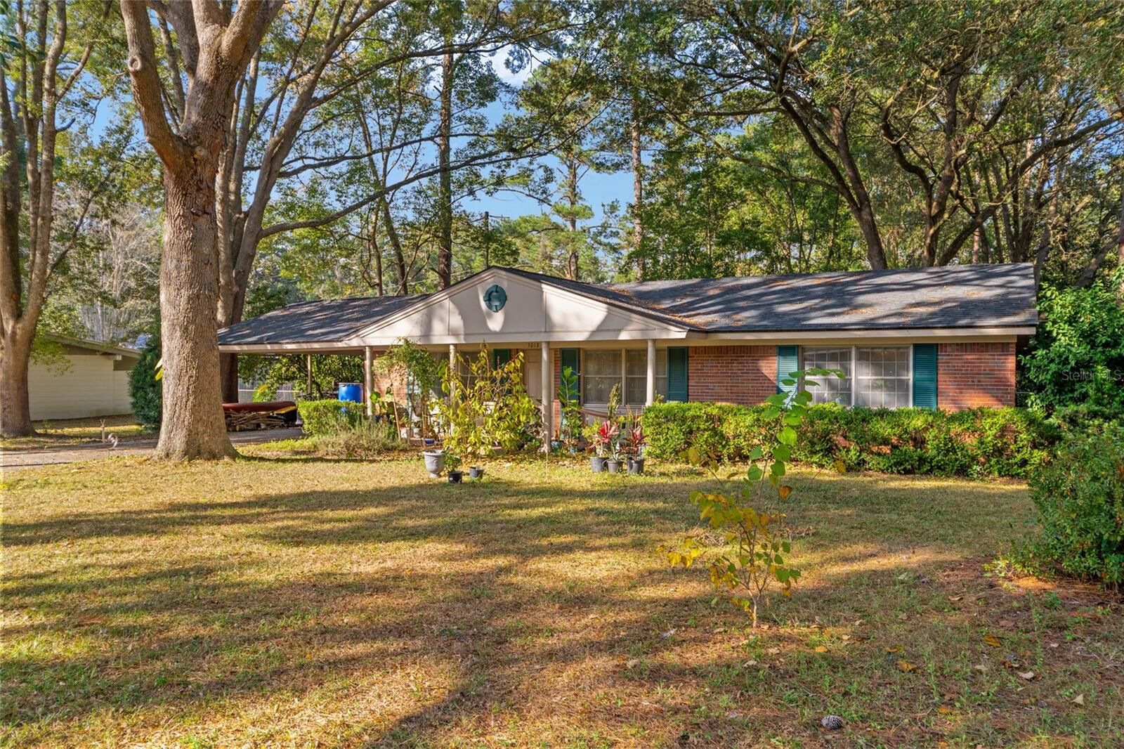 Property Photo: 3018 NW 2nd Avenue FL 32607