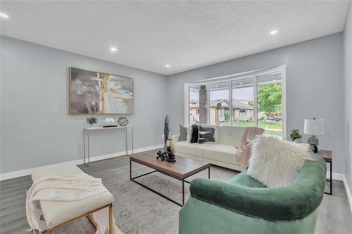 Property Photo:  18 McInnes Place  MB R2R 2A3 