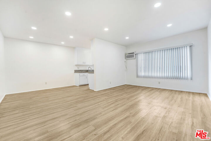 Property Photo:  1426 S Cochran Ave  CA 90019 