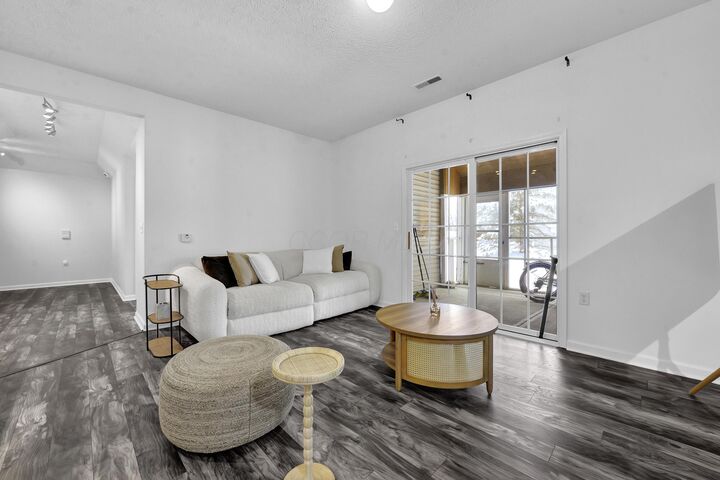 Property Photo: 1925 Fortstone Lane OH 43228