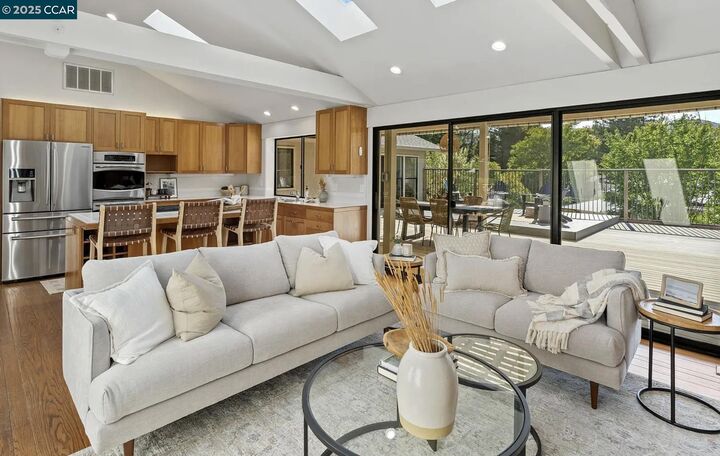 Property Photo:  131 Clover Hill Ct  CA 94526 