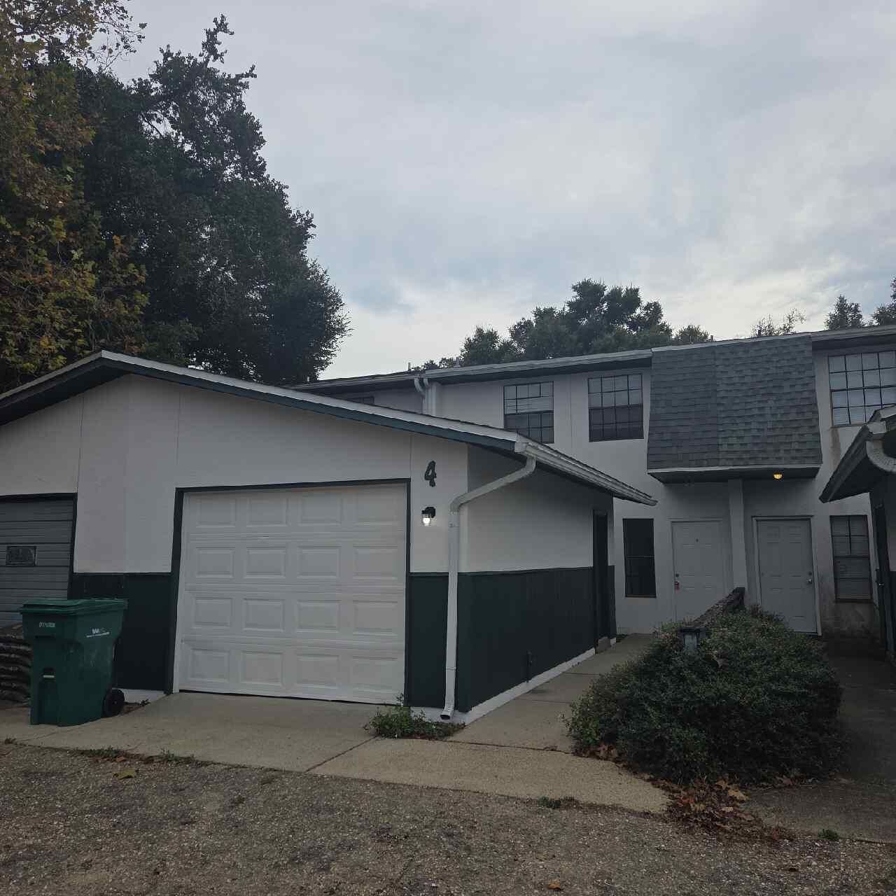 Property Photo: 90 6th Avenue 4 FL 32579