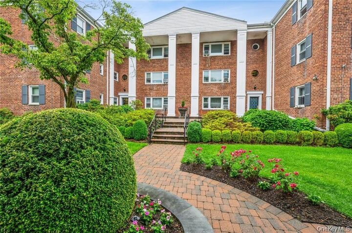 Property Photo:  1833 Palmer Avenue 3B  NY 10538 