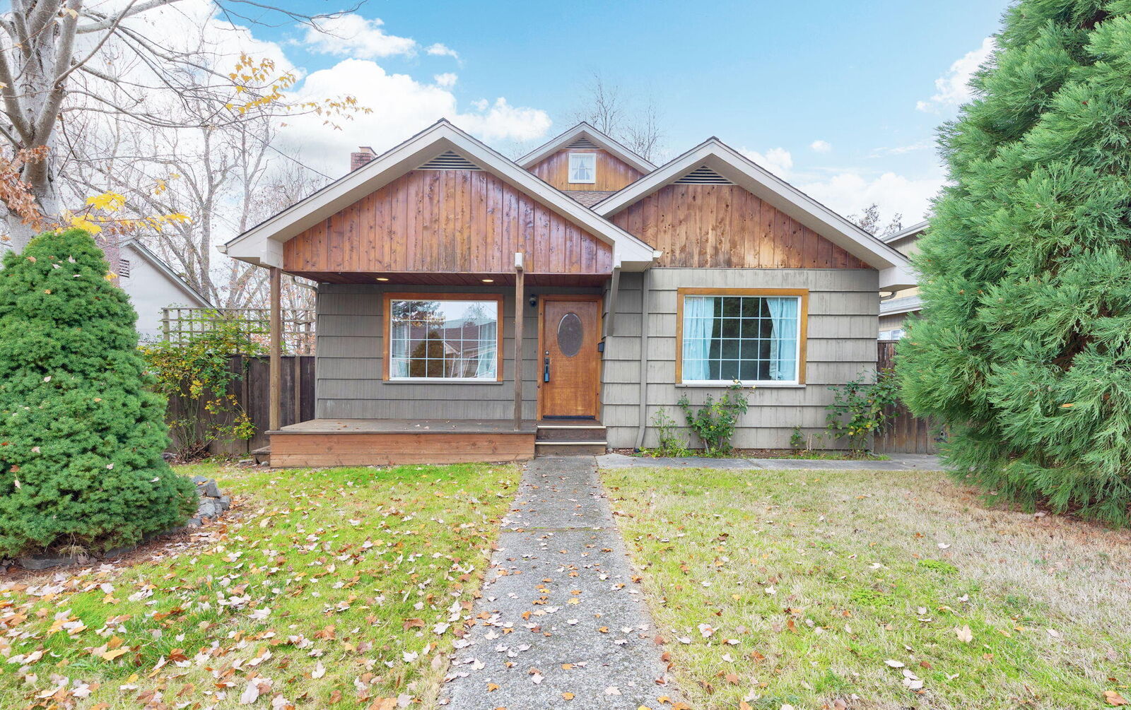 Property Photo:  418 NE 11th Street  OR 97526 