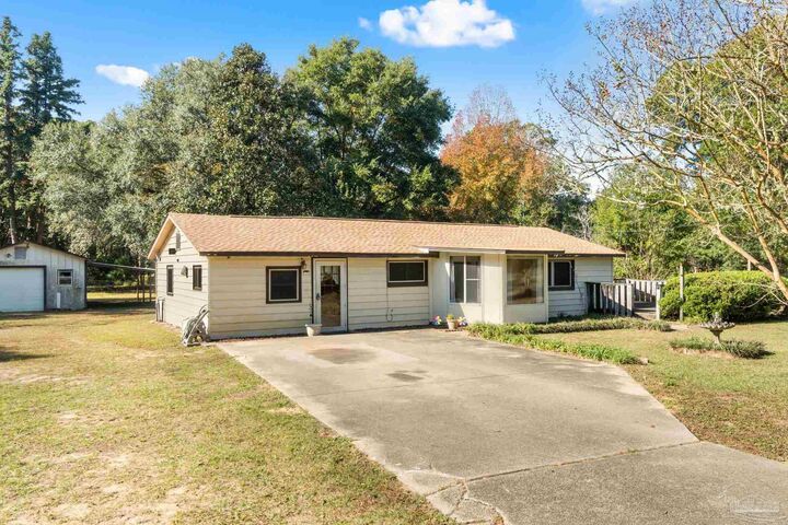 Property Photo: 5413 Hamilton Bridge Rd FL 32570