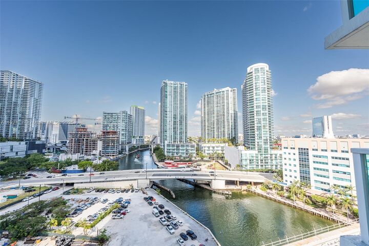 Property Photo:  31 SE 5 St 1603  FL 33131 