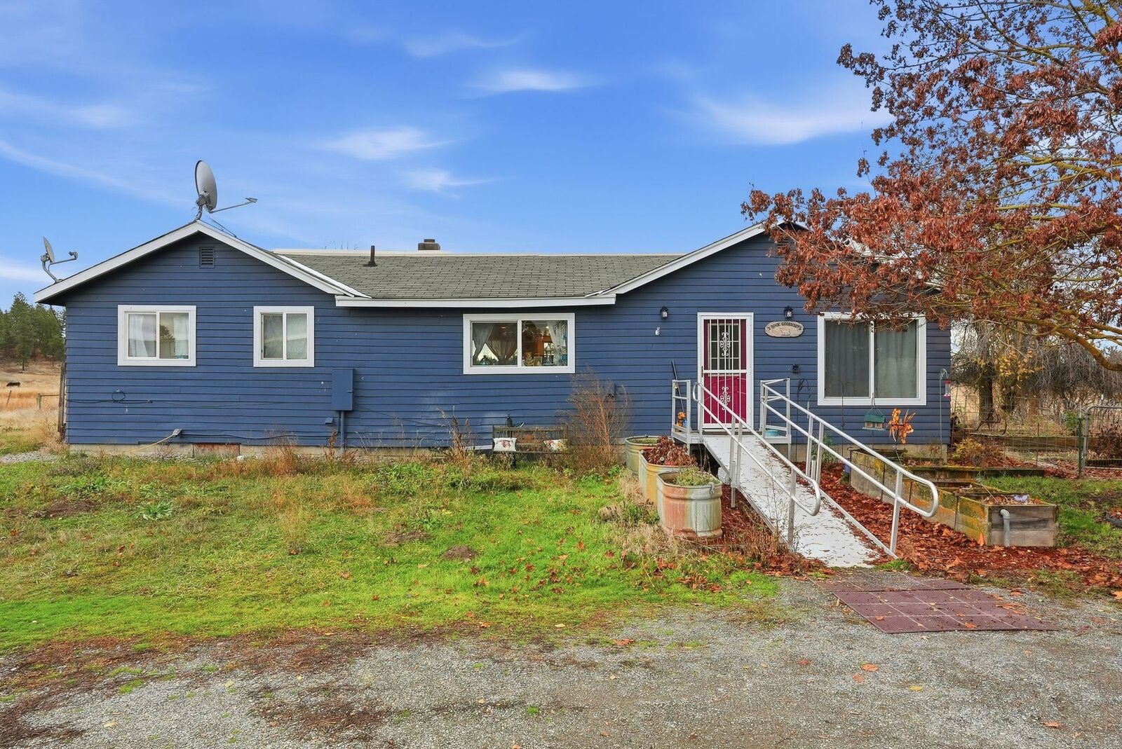 Property Photo: 14808 W Four Mound Rd WA 99026