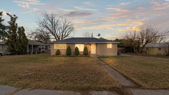 Property Photo: 626 S Everett St WA 99336-5670