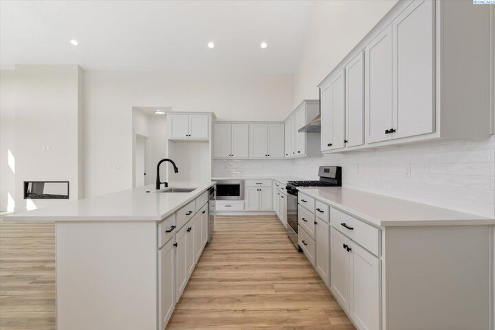 Property Photo:  6661 W 27th Ave  WA 99338 