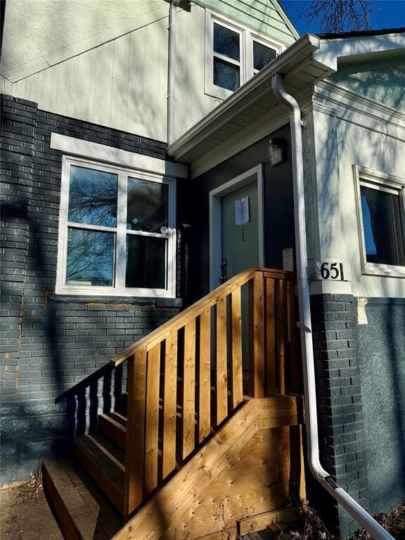 Property Photo:  651 Flora Avenue  MB R2W 2S4 