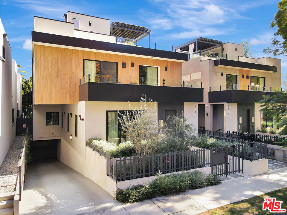 Property Photo:  656 Huntley Dr  CA 90069 