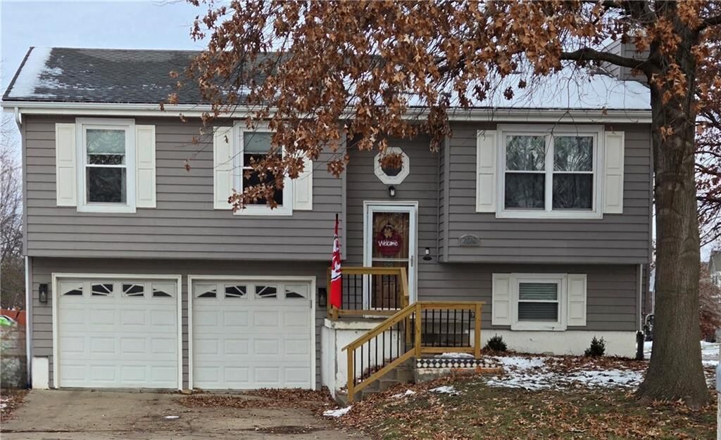 Property Photo:  708 E Parma Way  KS 66030 