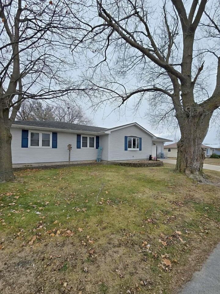 Property Photo:  413 4th Ave NE  IA 50662 
