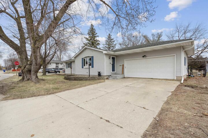 Property Photo: 413 4th Ave NE IA 50662