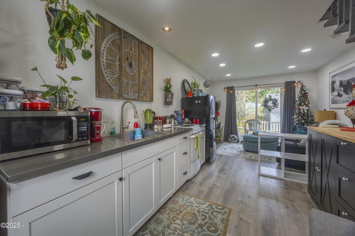 Property Photo:  1111 SW 13th Street  OR 97367 